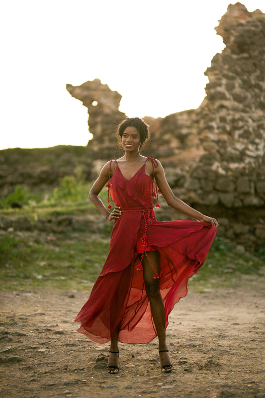 Crothet Detailliertes gekräuseltes langes rotes Kleid