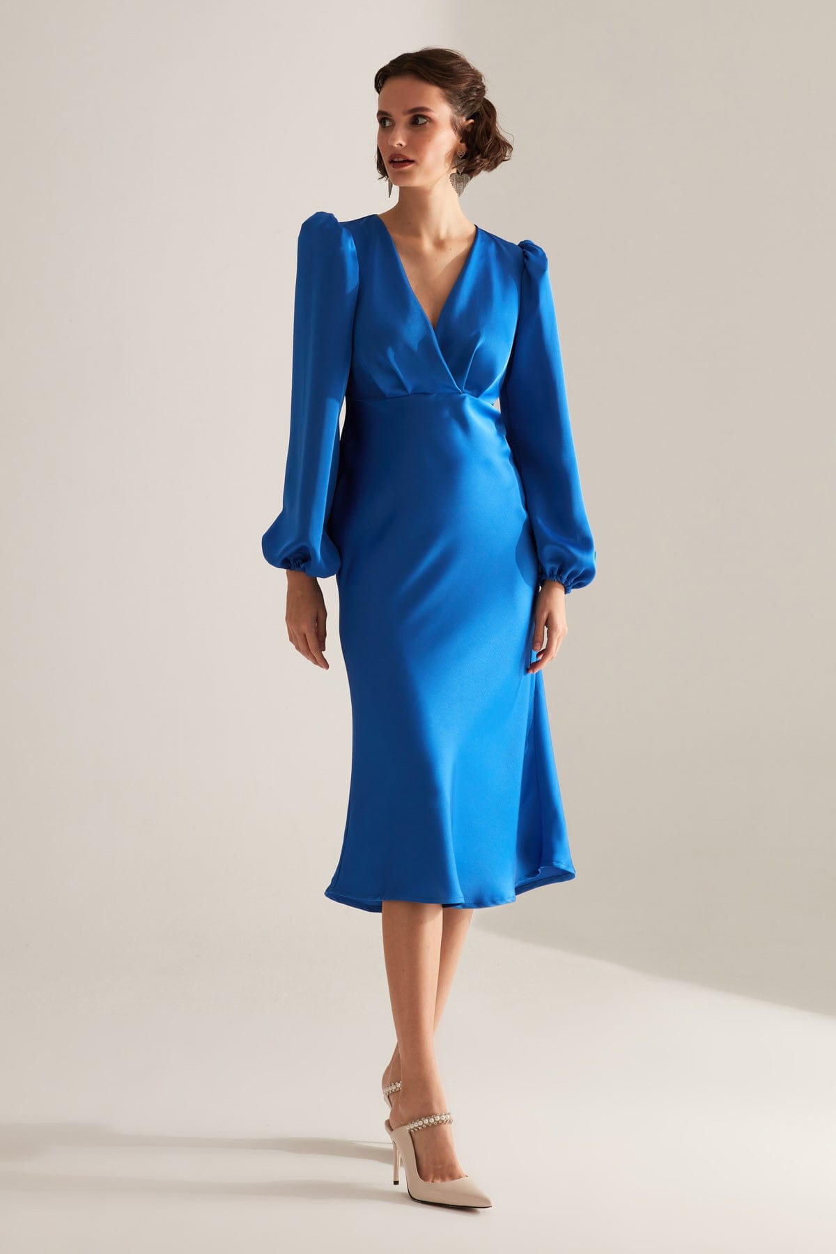 Fröhliches blaues, zweireihiges, ausgestelltes Kleid mit Kragen
