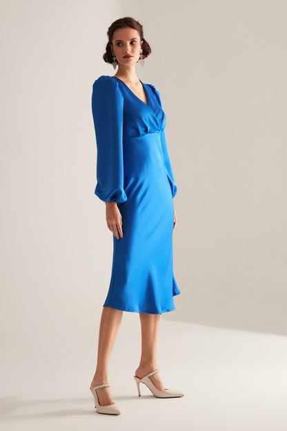 Fröhliches blaues, zweireihiges, ausgestelltes Kleid mit Kragen