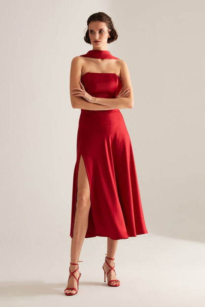 BRERA Trägerloses Wickelkleid aus rotem Satin mit Schlitz