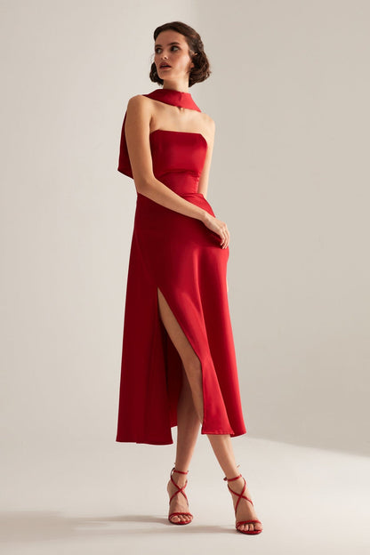 BRERA Trägerloses Wickelkleid aus rotem Satin mit Schlitz