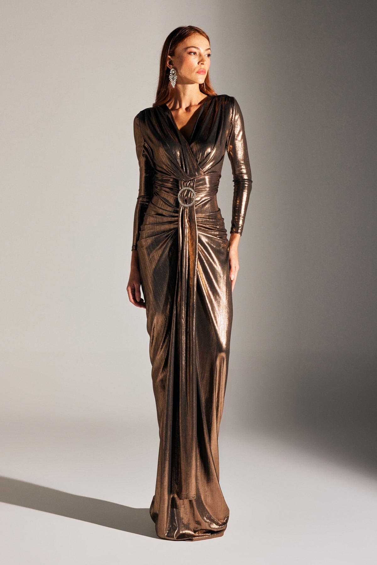 JANETTA BRONZE SCHIMMERENDES, KÖRPERUMHÄNGENDES, LANGÄRMELIGES ABENDKLEID MIT STEINGÜRTEL